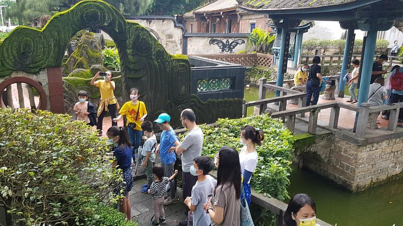 林家花園提供定時導覽，每天都有導覽老師為遊客解說，園區內的各式亭子可供遊客乘涼。