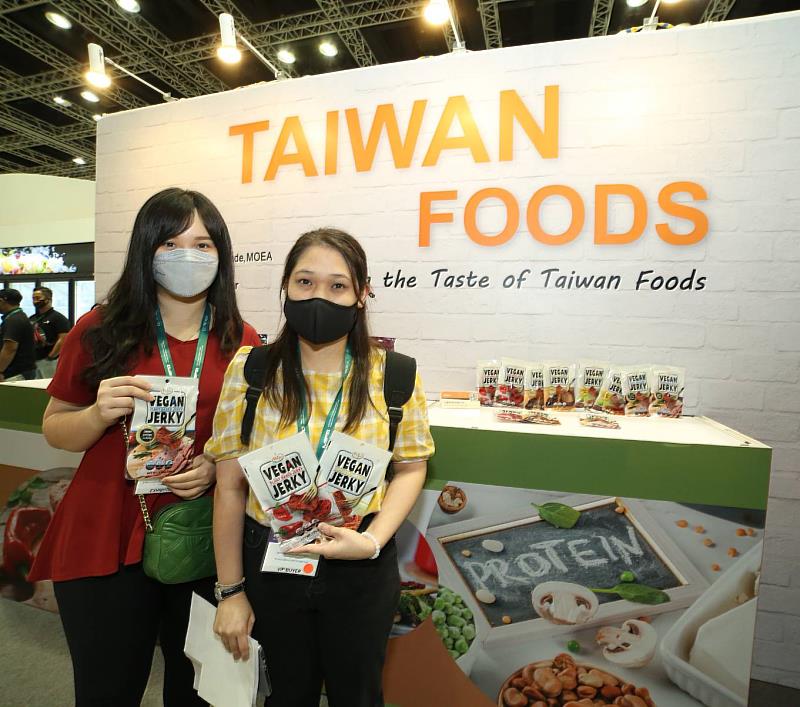 2.馬來西亞食品TMG Store買主對台灣館展出植物肉產品有興趣
