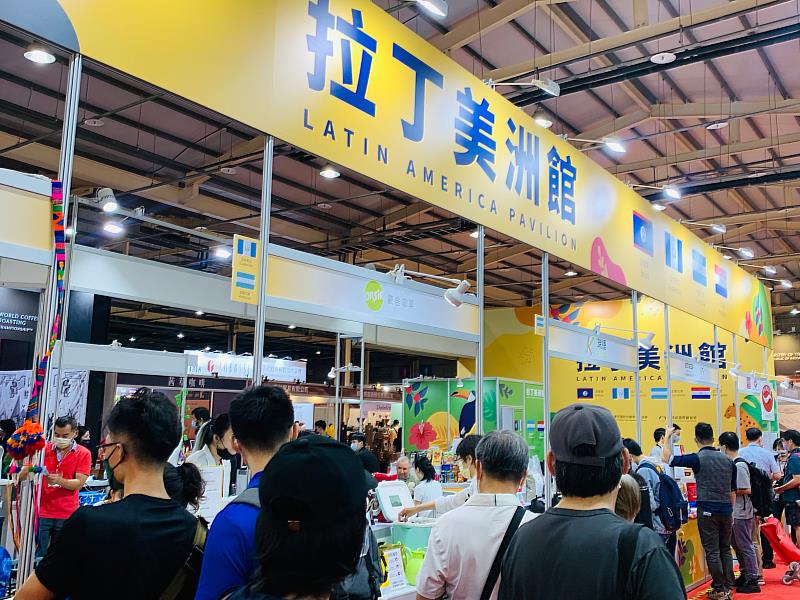 3.拉丁美洲館特色產品吸引民眾駐足人氣爆棚