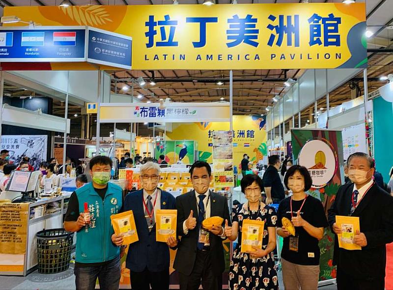 2.瓜地馬拉駐台大使葛梅斯閣下（左三）、糕餅商業同業公會全國聯合會周子良理事長（左二）、展昭公司林茂廷總經理（右一）、貿協林芳苗秘書長（右三）等貴賓蒞臨拉美館。