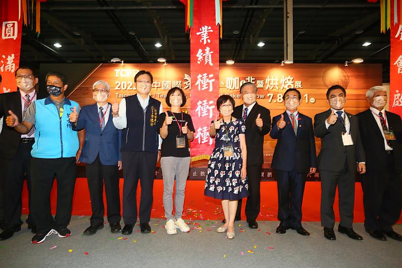 1.貿協秘書長林芳苗(右5)、展昭總經理林茂廷(右4)、立法委員何欣純(左5)及臺中市經發局副局長李逸安(左4)出席「2022年台中國際茶、咖啡暨烘焙展」及「台中國際酒展」開幕。