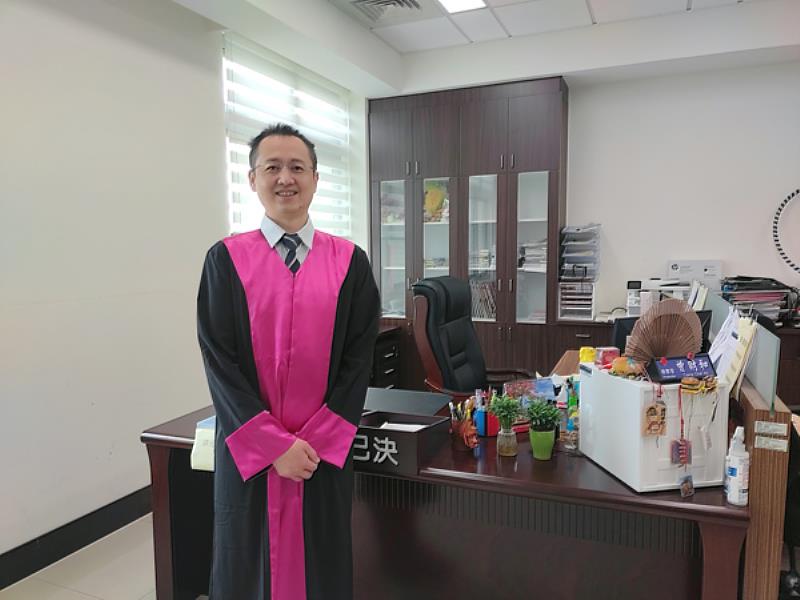 圖二：高雄地方法院檢察署檢察官的曾財和，為世新大學法律系校友