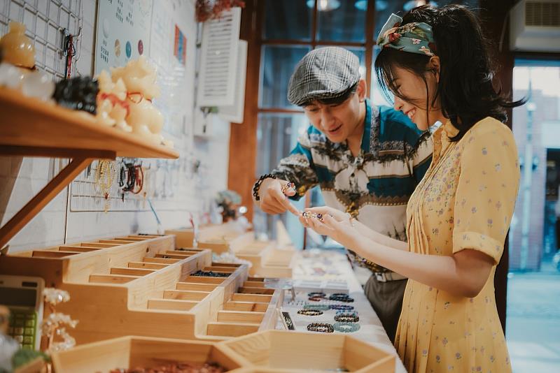 穿著復古裝扮在園區拍照，邊逛店家同時使用50元現金折抵優惠。