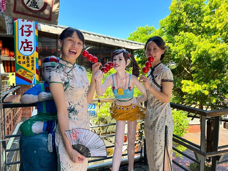 換裝漫步於園區巷弄，留下充滿復古回憶的照片。