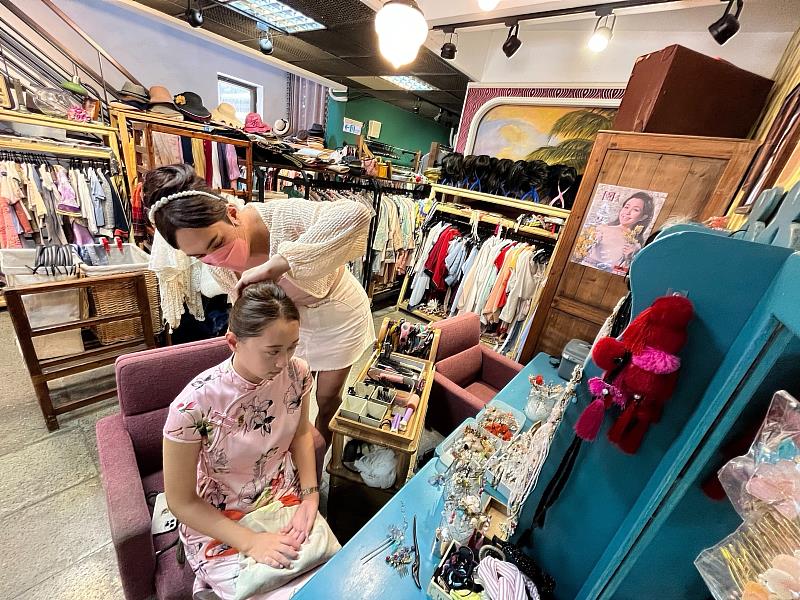 除了可挑選服裝，店員還會現場編髮及搭配髮飾。