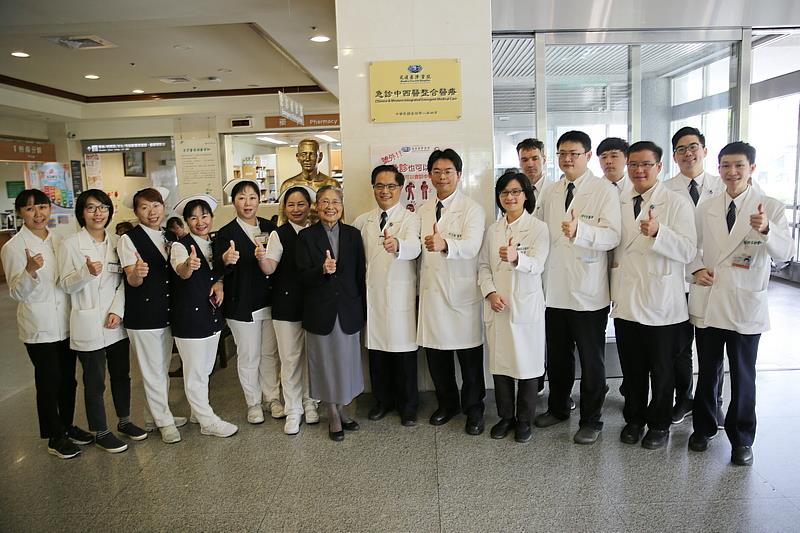 花蓮慈濟醫院急診室於二零一九年四月十八日上午正式掛牌成立「急診中西醫整合醫療專區」。慈濟醫療財團法人林碧玉董事(左七)，花蓮慈院林欣榮院長(左八)、中醫部何宗融副院長(左九)、當時急診室主任賴佩芳(左十)以及護理部主任鍾惠君(左六)帶領急診、中醫護理團隊都到場揭幕。