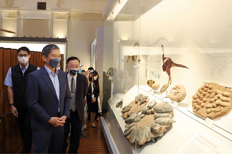 文化部長李永得（左2）參觀國立臺灣博物館古生物館