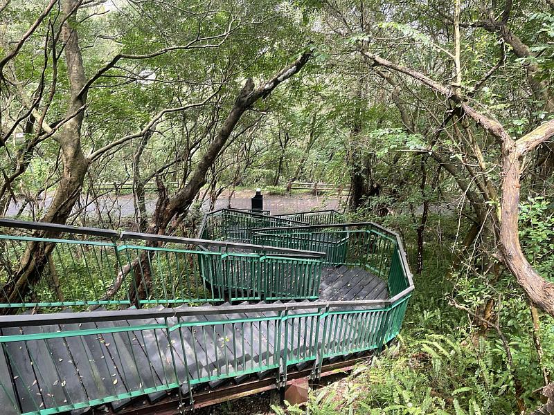 公園各層森林步道路線，透過垂直階梯相互銜接