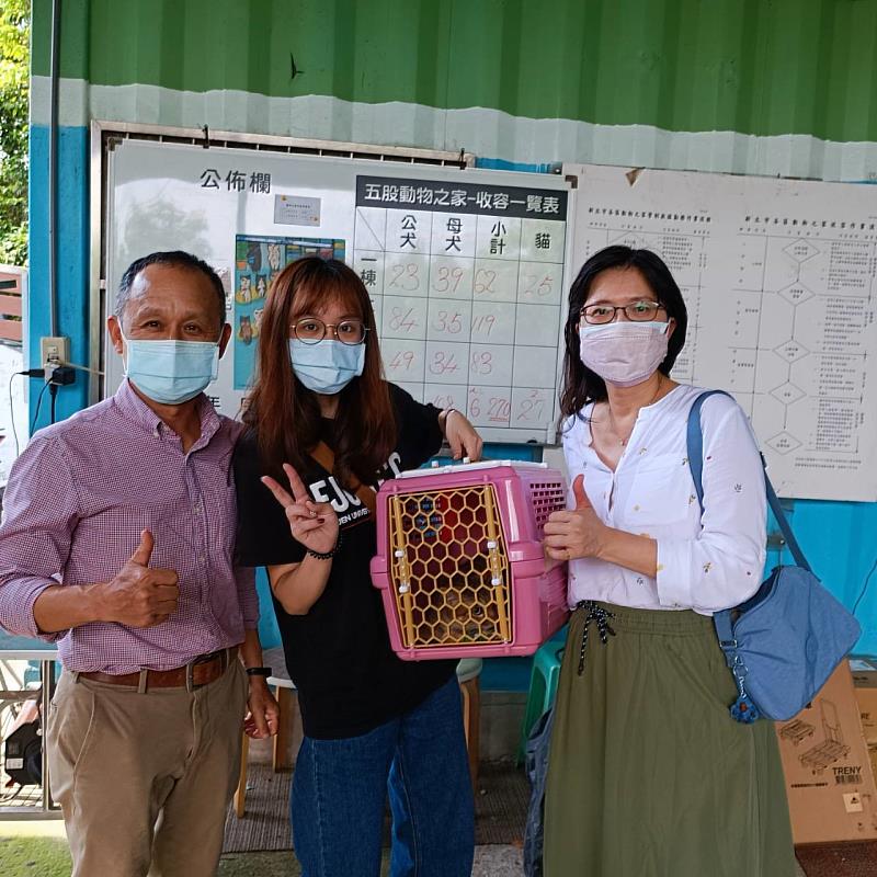 與認養飼主開心合照