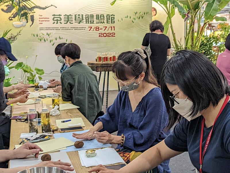 3.生活美學館舉辦茶藝結合花藝、陶藝的手作DIY活動，內容豐富、場場爆滿。