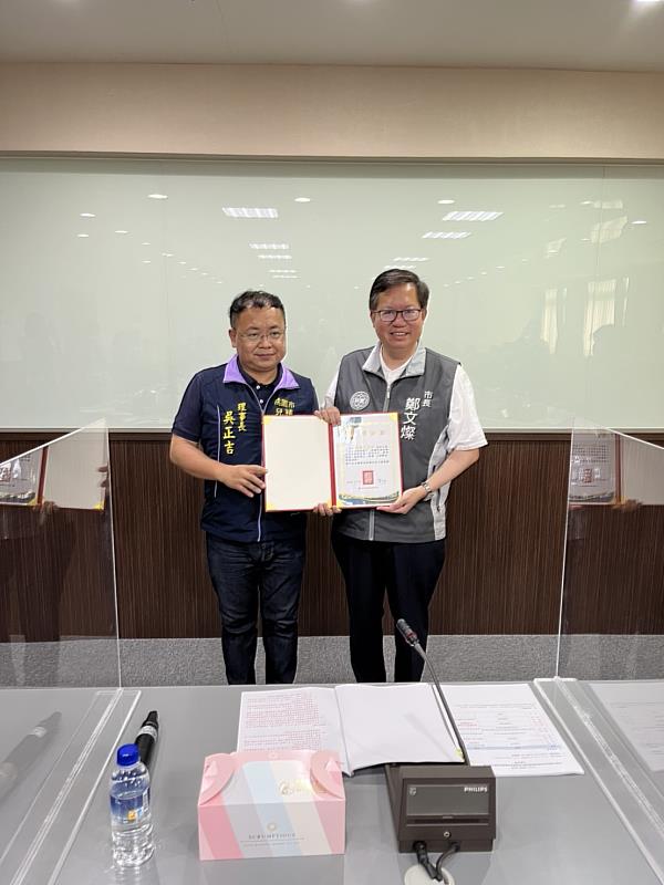 桃園市補教協會吳正吉理事長代表致贈感謝狀與鄭文燦市長
