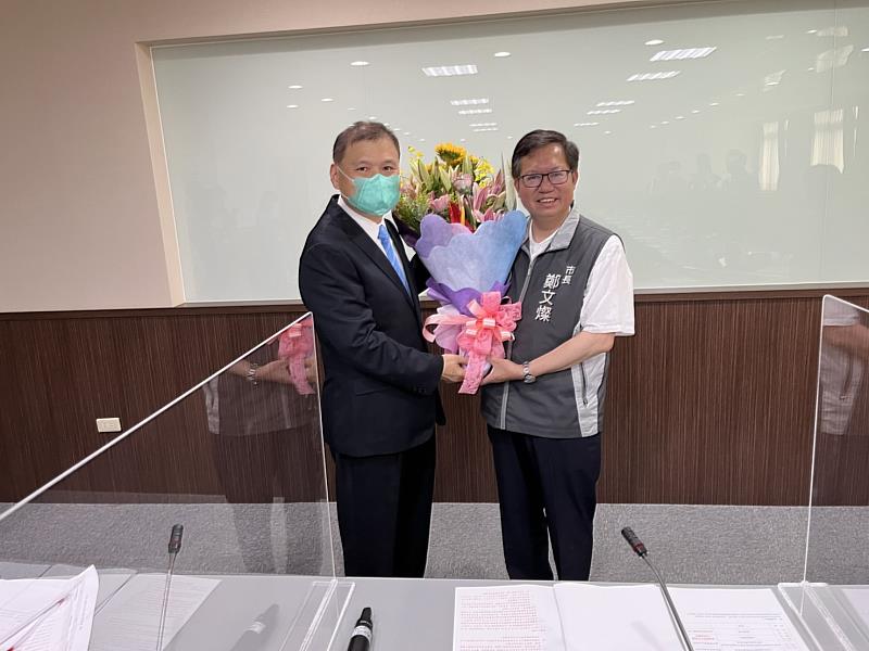 邱昌其總會長代表獻花與鄭文燦市長 感謝其對補教業者之協助