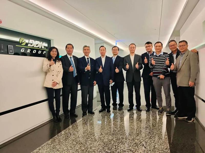 111.3.8薛富盛校長(左三)、林金賢主秘(左五)、謝焸君院長(右五)等師長，拜訪DDK GROUP 鋒明集團蔡文瑞董事長(左二)及張麗環財務長(左一)。
