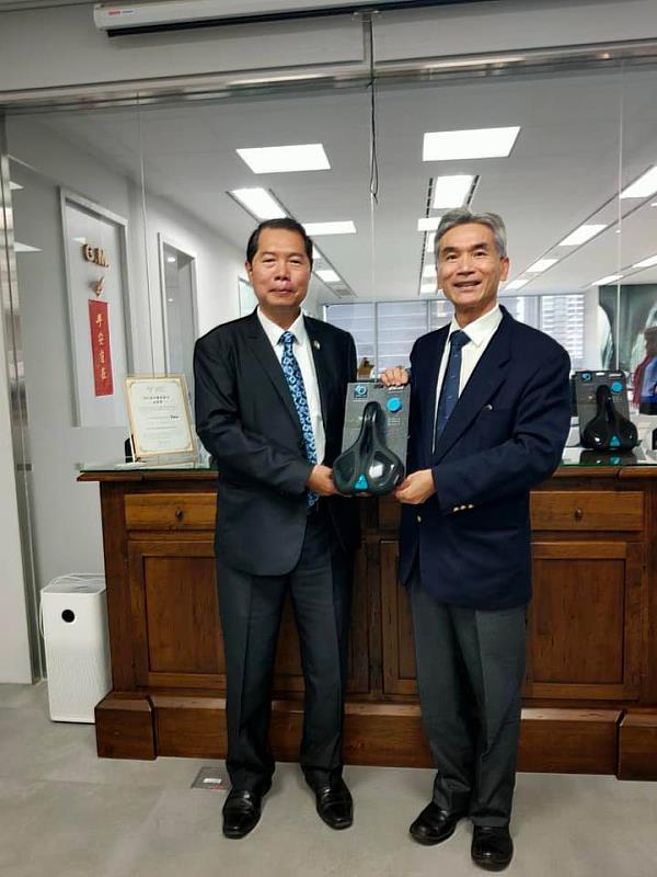 薛富盛校長(右)與蔡文瑞校友(左)合影留念。