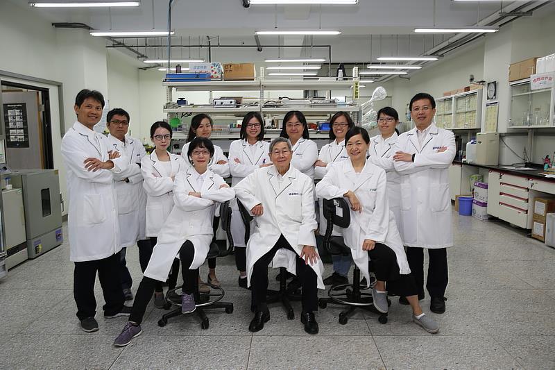 花蓮慈院遺傳諮詢中心，跨專業團隊提供全人、全家、全隊、全程、全社區方式的五全照顧模式。