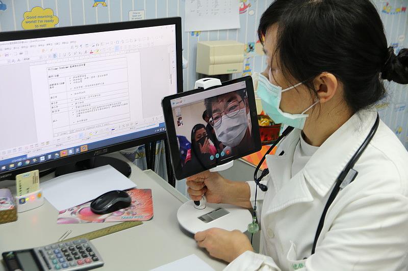 為了陪伴臺東罕病兒成長，花蓮慈院遺傳諮詢中心朱紹盈主任二年前開始進行遠距會診。