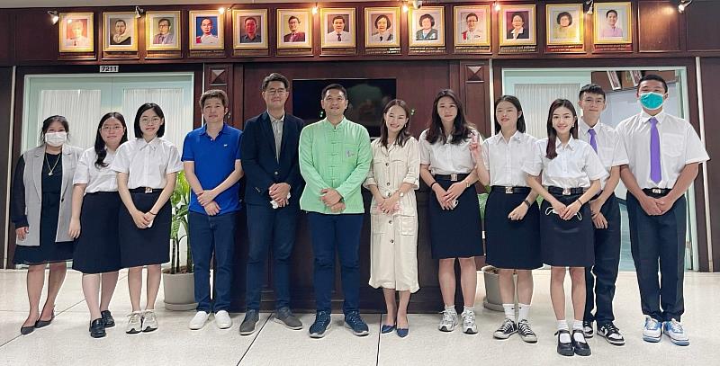 泰國清邁大學文學院長Rawee Chansong博士（圖中）、副院長Pasut Lasukha博士（圖中左1），歡迎文藻外大東南亞學系陳正娟老師（圖中右1）及即將交換一學期的7名文藻學生。