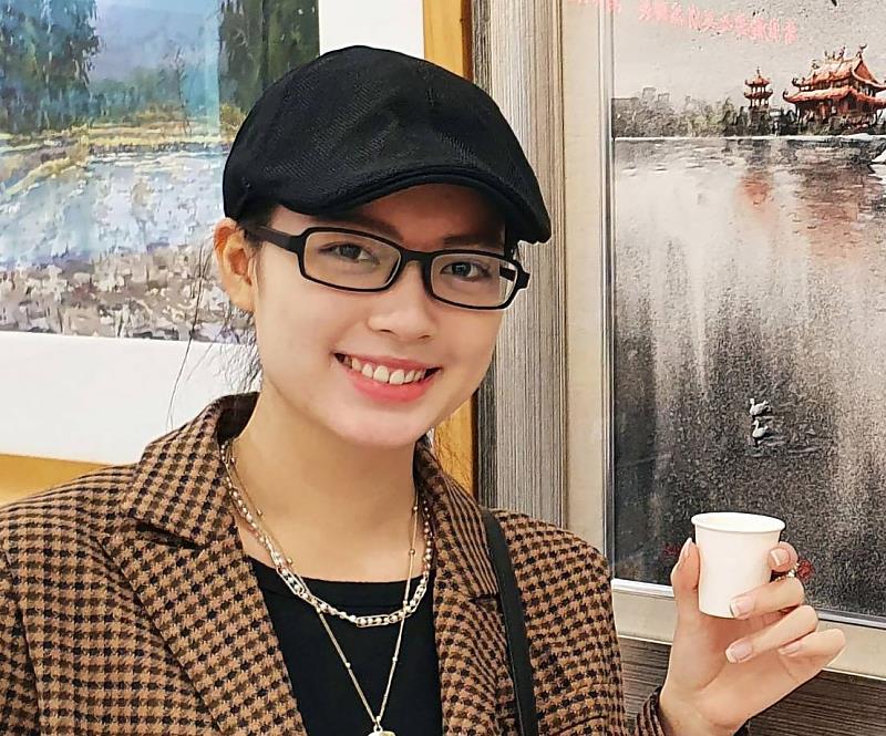 板橋在地知名畫家阿力(余思瑩)特別為本次「2022霞海月老來新北」活動設計愛情月老明信片。