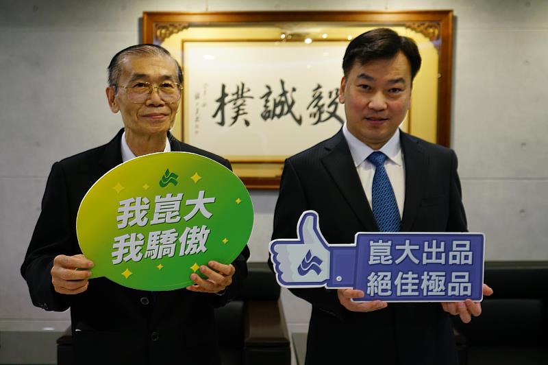 李天祥校長(右)肯定校友胡福文(左)的好學精神足以做為後輩模範