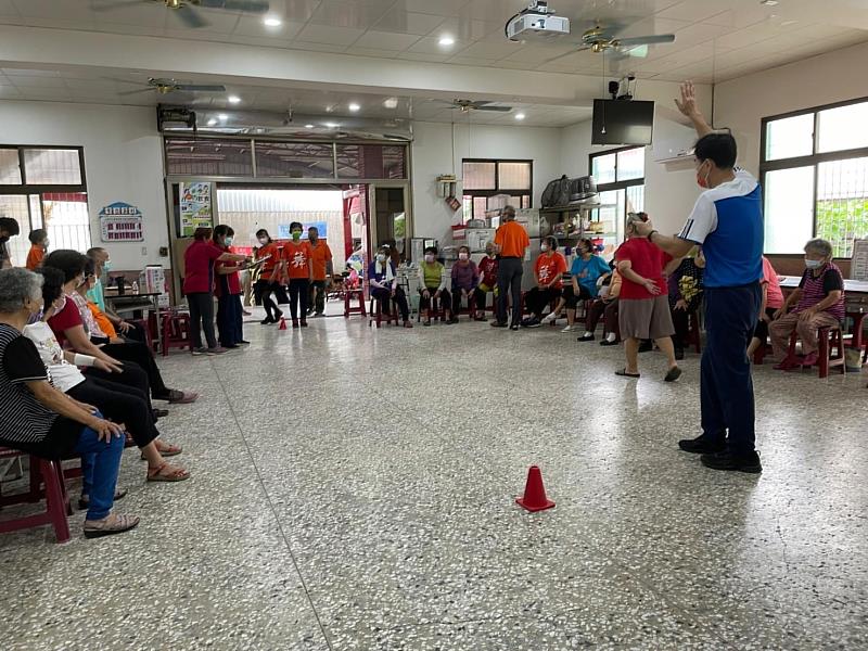 崑大許景林老師幫銀髮族做體適能檢測