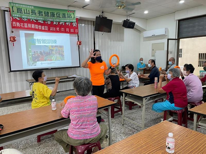 鄭麗蘭老師利用活力甜甜圈當作運動輔具，帶領銀髮族跟著音樂舞動