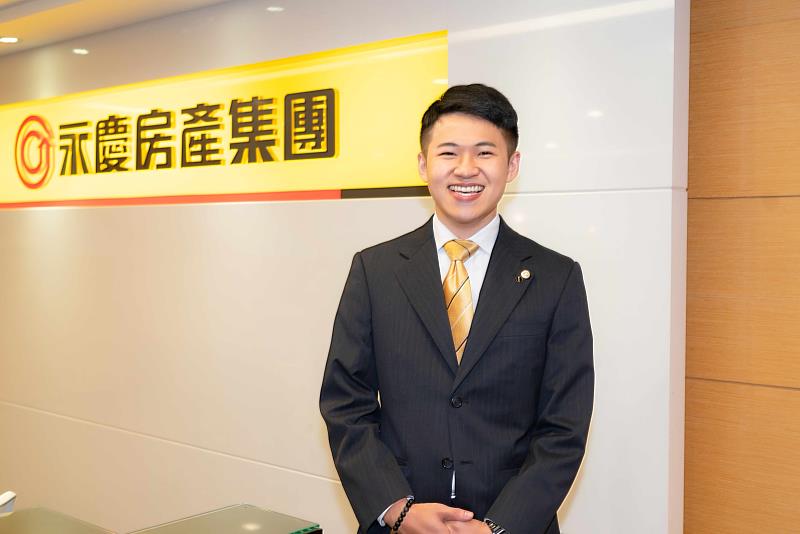 永慶房屋經紀人謝晉弘表示，他從服務專員的實作中了解自己適合業務工作，毅然決然申請轉任經紀人，過往服務專員經驗也成為他快速成長的養分。