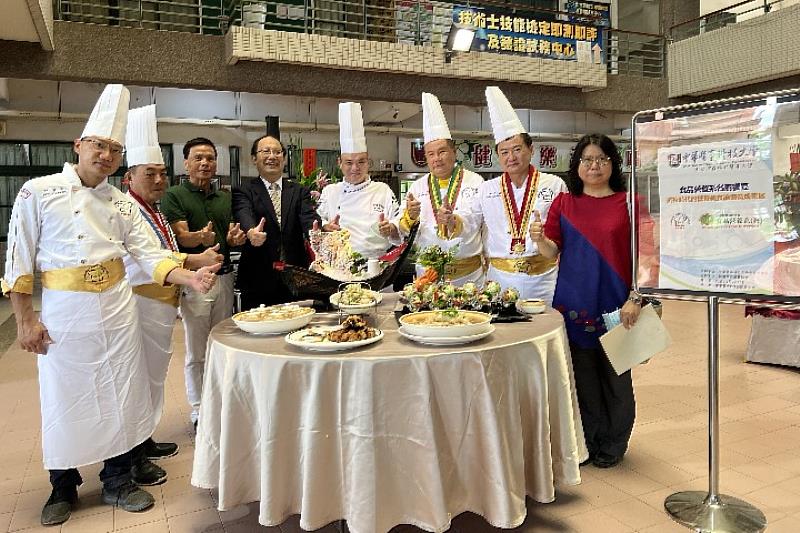 中華醫大校長孫逸民（右五）與食營系系主任洪千雅（右）與六位大廚展示完成的拿手大菜