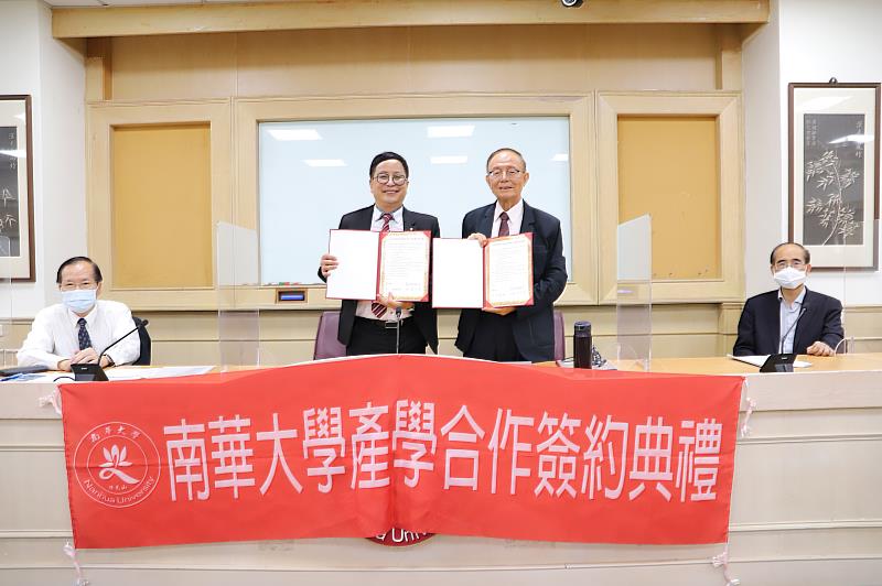 南華大學與智泰科技公司簽署產學合作，攜手培育AI人才。