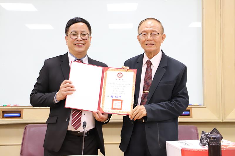 智泰科技捐贈AI VisLab軟體予南華大學，林聰明校長(右)致贈感謝狀予智泰科技許志青董事長(左)。