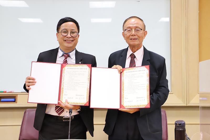 南華大學與智泰科技公司簽署產學合作，攜手培育AI人才。左為許志青董事長，右為林聰明校長。