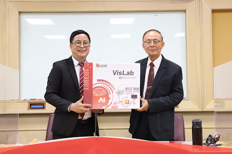 智泰科技捐贈AI VisLab軟體予南華大學，由林聰明校長(右)代表受贈。