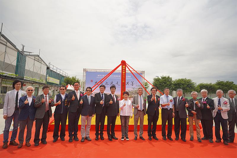 共善樓為全臺首座校園負建築，邀請盧市長(中)與校內師長一起參與動土典禮。