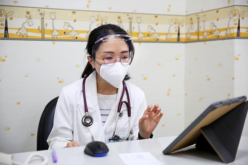 劉俞暄醫師分享，目前臺灣衛福部傳染病防治諮詢會預防接種組（ACIP）專家會議也建議，六個月以上的嬰幼兒施打新冠肺炎疫苗，幼童劑型疫苗近日也已到貨，若家中有六個月以上的孩子，建議家長帶孩子施打疫苗，來降低MIS-C的發生率。