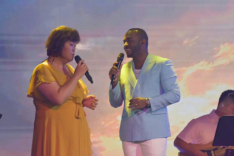 金曲鐵肺歌后吉那(左)與韋喆合唱。客傳會攝