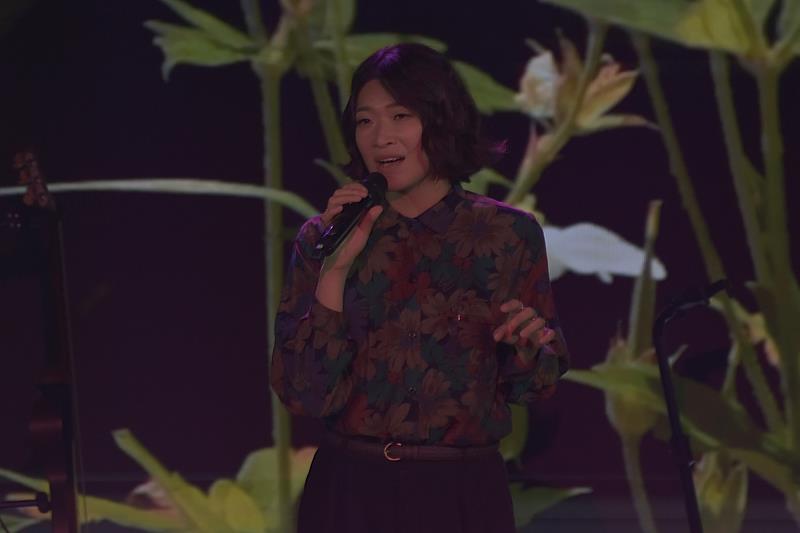新生代女歌手邱淑蟬，演唱全新自創曲，十分動人好聽。客傳會攝
