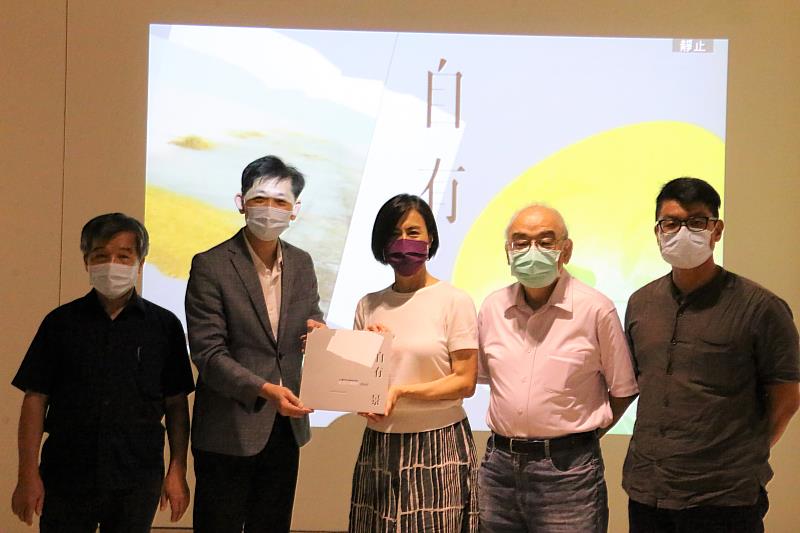臺南市政府文化局局長葉澤山(左二)致贈自有景畫冊予新北市文化局于玟副局長(右三)，與楊明迭老師(左一)、陳志良老師(右二)以及策展人許遠達(右一)一同合影