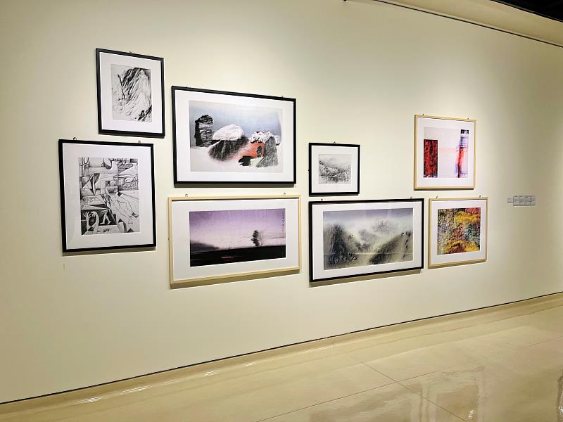 陳志良老師的水墨風格強調材質、筆法、線條及色彩的實驗，呈現強烈自我風格的表現性水墨