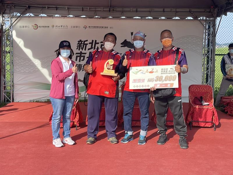 「醉春風射箭E隊」的三位選手共同合作，獲得團體組冠軍殊榮。(圖新北市政府原民局提供)