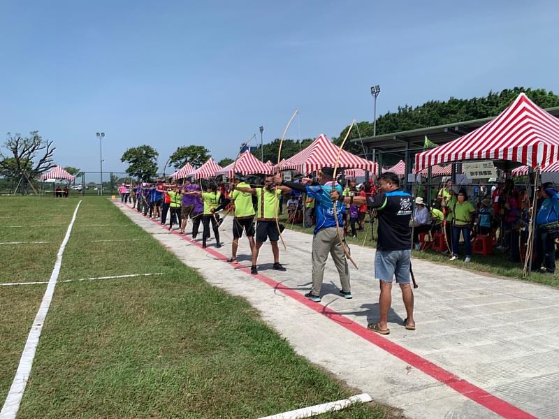 ▲參賽選手們各個聚精會神，拉弓射箭，爭取最佳神射手的榮耀。(圖/新北市政府原民局提供)