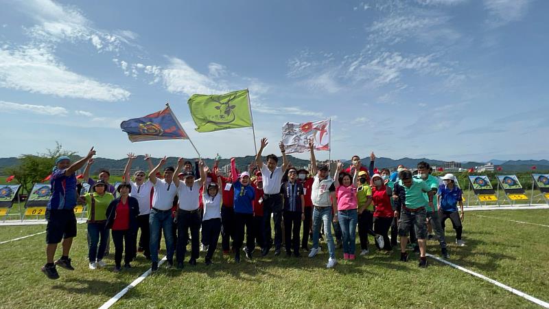 ▲新北市陳純敬副市長及到場關心賽事的貴賓與參賽者們開心合影，預祝選手們拔得頭籌。(圖/新北市政府原民局提供)