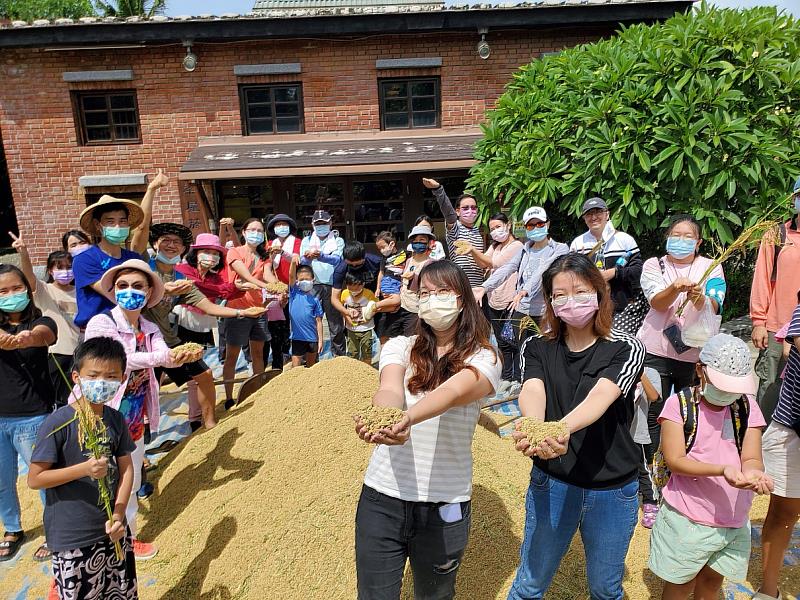 六堆園區割禾體驗民眾與稻穀大合照