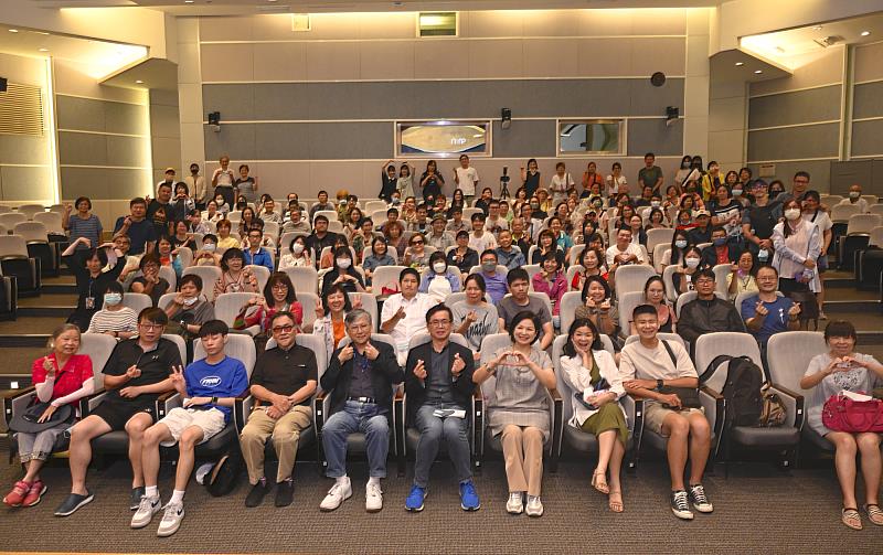 國立臺灣美術館廖仁義館長、映後座談嘉賓王童導演、楊貴媚影后、主持人林盈志副執行長與現場觀眾大合照