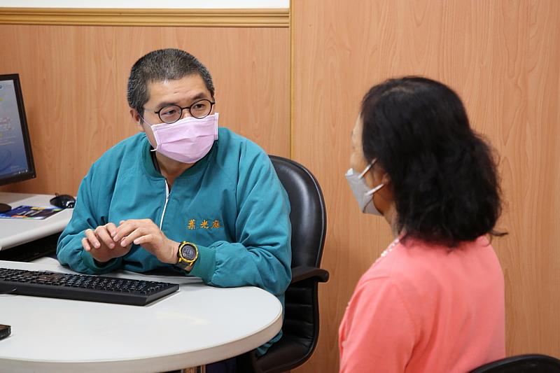 葉光庭副主任指出，當女性停經後身體缺乏雌激素，會導致骨質密度急遽下降，尤其在停經後的五至十年內骨質流失最快。
