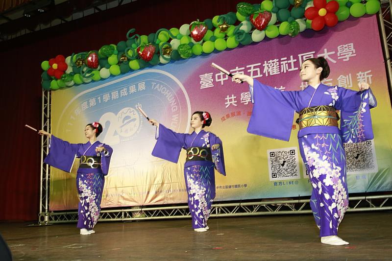 五權社大「西川流日本舞踊班」學員成果展精湛的表演，博得滿堂彩。
