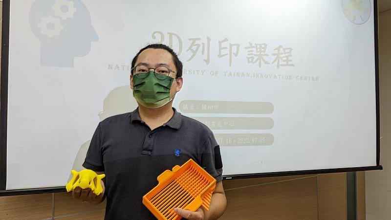 韓翔宇同學與自己設計列印之3D作品