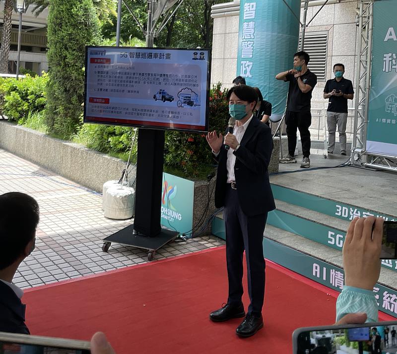 遠傳電信企業暨國際事業群協理張文津說明「5G智慧巡邏車」服務應用。