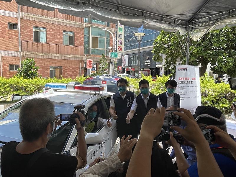 「5G智慧巡邏車」以遠傳5G獨立組網模式（SA）結合網路切片技術與AI科技，主動出擊偵查贓車，提升警務工作效能，降低犯罪率。