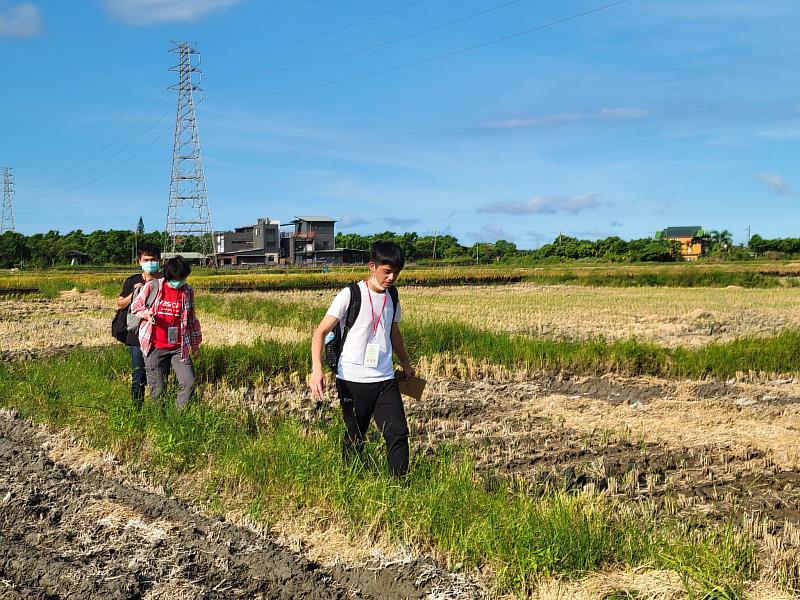 黃威凱、林雅玲同學在宜蘭二城進行田野調查。