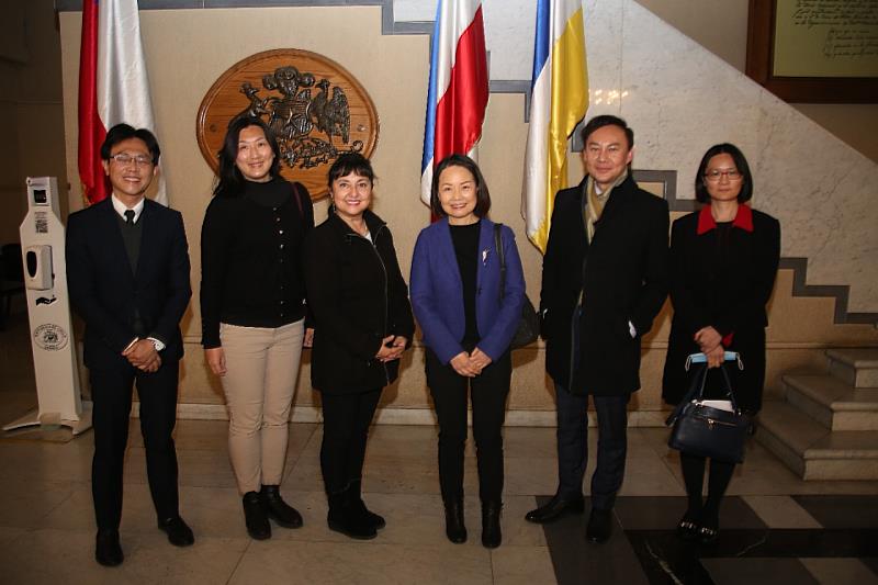 駐智利代表處劉代表及同仁應邀參訪智利國會並與瑪桑眾議員在國會大廳合影。