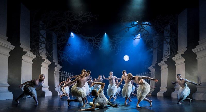 馬修‧伯恩另外一齣經典顛覆之作《天鵝湖》現正熱映中！圖/聯合數位文創提供